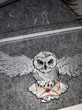 Load image into Gallery viewer, White post owl with letter machine embroidery design on the ith bag