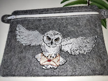 Load image into Gallery viewer, White post owl with letter machine embroidery design on the ith bag