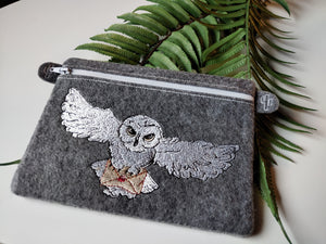White post owl with letter machine embroidery design on the ith bag